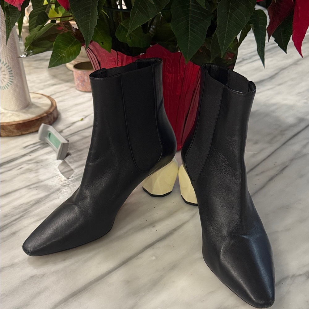 Sportmax Elegant Black and Cream Heeled Boots
